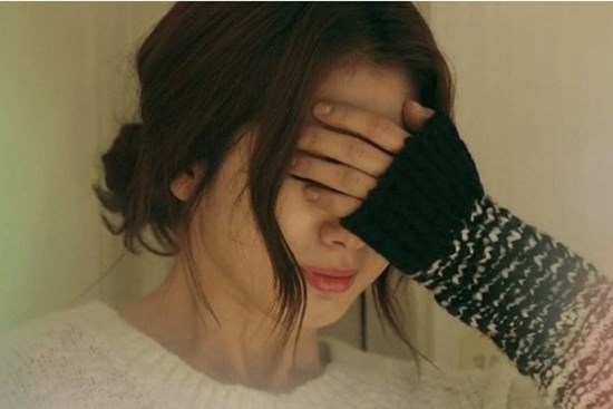 Nửa đêm, nghe thấy tiếng vỡ toang ngoài phòng khách, tôi vội vàng chạy ra xem thì chứng kiến hành động tồi tệ của chồng