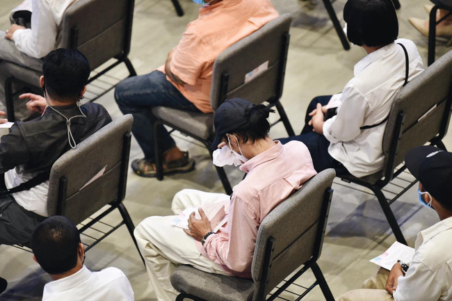 Xót xa khoảnh khắc bạn trai Tangmo Chiếc Lá Bay giữ chiếc nhẫn cầu hôn trong tang lễ bạn gái-4