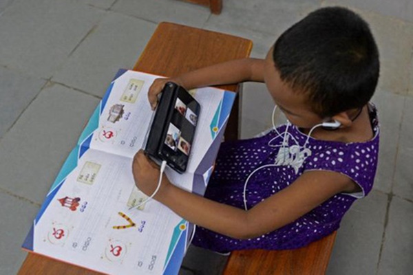 Học online cô giáo đóng vai thành MẸ học sinh, vài giây sau cái kết lộ ra khiến ai cũng phải bật cười-1