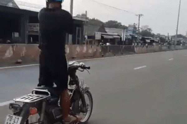 Clip: Người đàn ông đi xe máy, thả 2 tay 'múa quạt' làm ai cũng hoảng