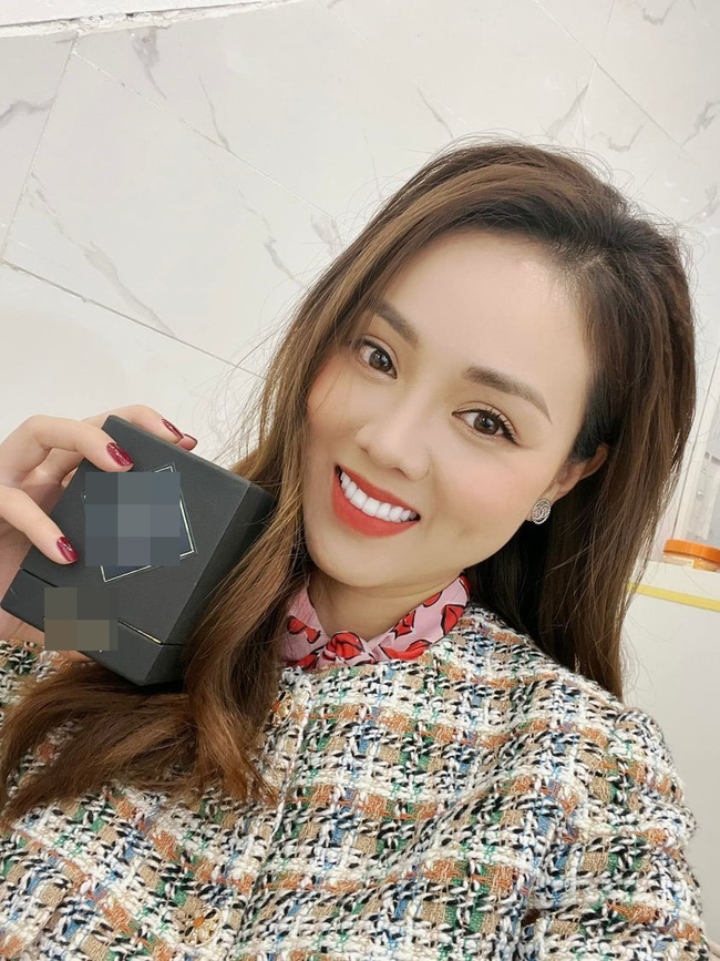 Hậu nghi vấn rạn nứt, vợ Công Lý xúc động khoe được chồng tặng một món quà đặc biệt-2