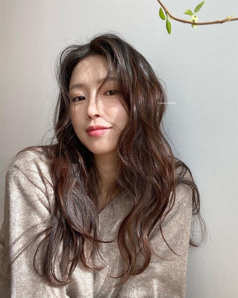 Là tóc xoăn nhưng 4 kiểu này giúp trẻ ra 5 tuổi, còn đang là xu hướng hot rần rần ngoài tiệm-4