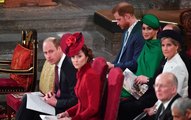Bị một thành viên hoàng gia Anh phớt lờ ngay trong sự kiện, Meghan có hành động đáp trả kém tinh tế khiến dư luận chê cười-1