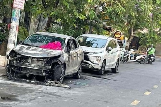 3 ô tô bị đốt cháy rụi ở TP.HCM, nghi vấn một người đàn ông phóng hỏa