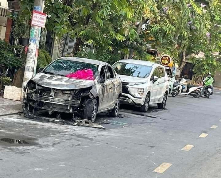 3 ô tô bị đốt cháy rụi ở TP.HCM, nghi vấn một người đàn ông phóng hỏa-1