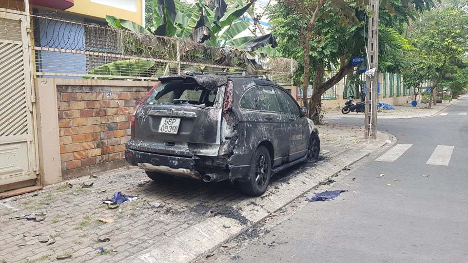 3 ô tô bị đốt cháy rụi ở TP.HCM, nghi vấn một người đàn ông phóng hỏa-2