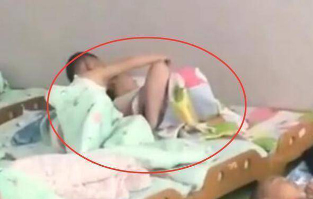 Cô giáo đăng ảnh ngủ trưa rồi ngay lập tức xoá đi, phụ huynh phát hiện điểm bất thường, nóng mặt yêu cầu cô phải giải trình gấp-1
