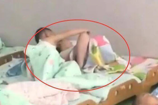 Xếp hàng từ 1h sáng để mua hồ sơ xin học lớp 1 cho con-11