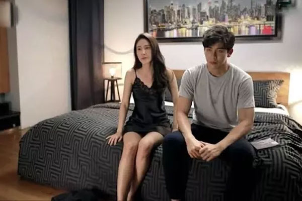 Nghe tin chồng gây tai nạn cho người ta, tôi tìm đến nhà hỏi thăm, để rồi thấy mặt nạn nhân, tôi giận dữ ném túi trái cây xuống-1