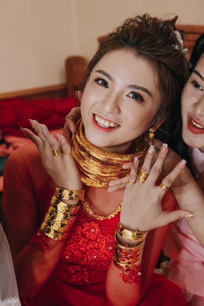 Những màn trao sổ đỏ, vàng 100 cây - kim cương 20 tỷ rúng động trong đám cưới: Kết hôn chính là màn gọi vốn thành công nhất!-10