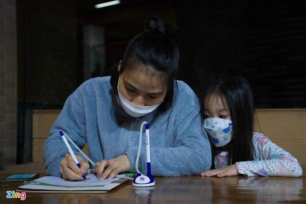 Xếp hàng từ 1h sáng để mua hồ sơ xin học lớp 1 cho con-2