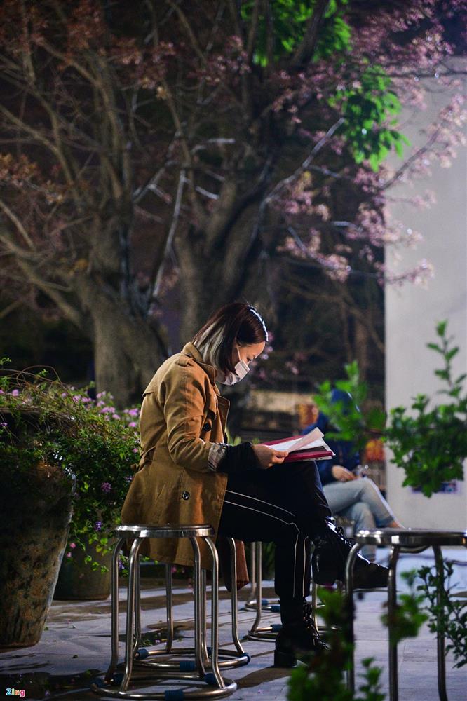 Xếp hàng từ 1h sáng để mua hồ sơ xin học lớp 1 cho con-5