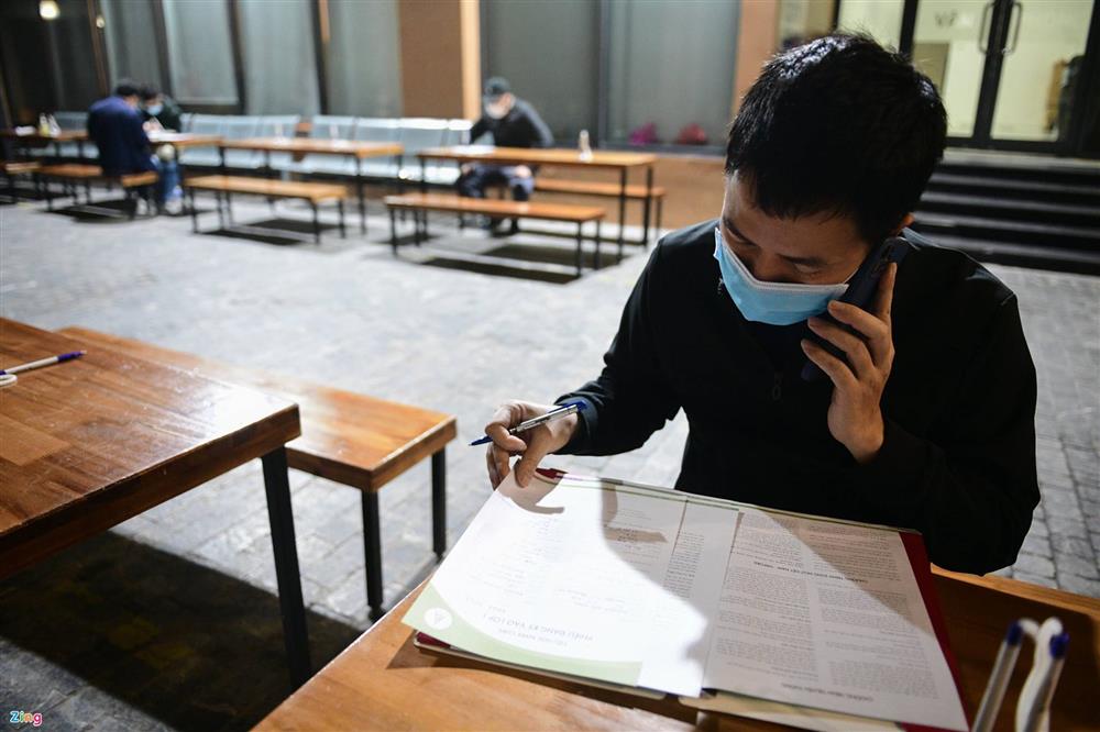 Xếp hàng từ 1h sáng để mua hồ sơ xin học lớp 1 cho con-6