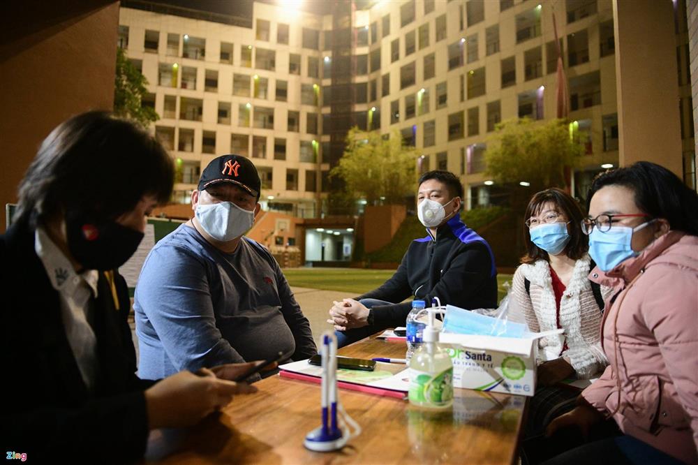 Xếp hàng từ 1h sáng để mua hồ sơ xin học lớp 1 cho con-7