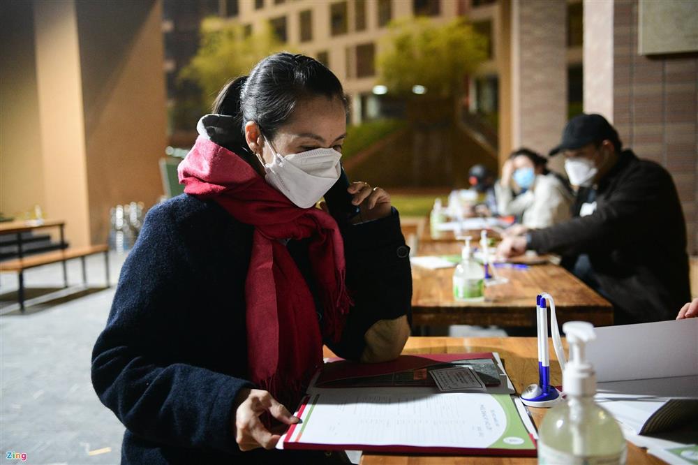 Xếp hàng từ 1h sáng để mua hồ sơ xin học lớp 1 cho con-8