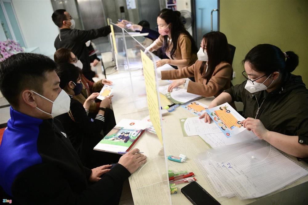 Xếp hàng từ 1h sáng để mua hồ sơ xin học lớp 1 cho con-10