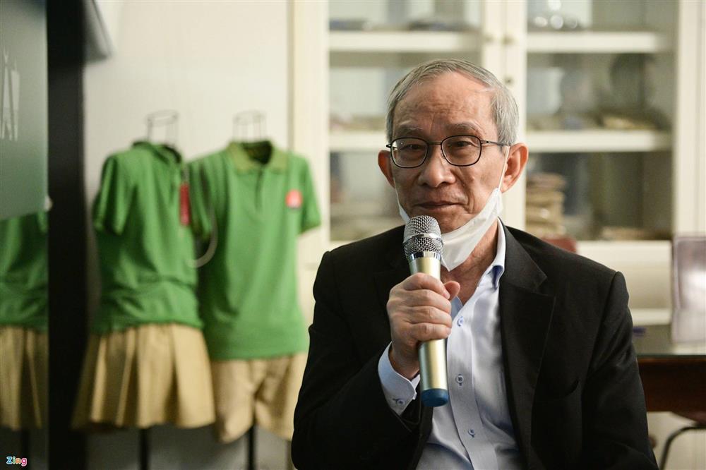 Xếp hàng từ 1h sáng để mua hồ sơ xin học lớp 1 cho con-9