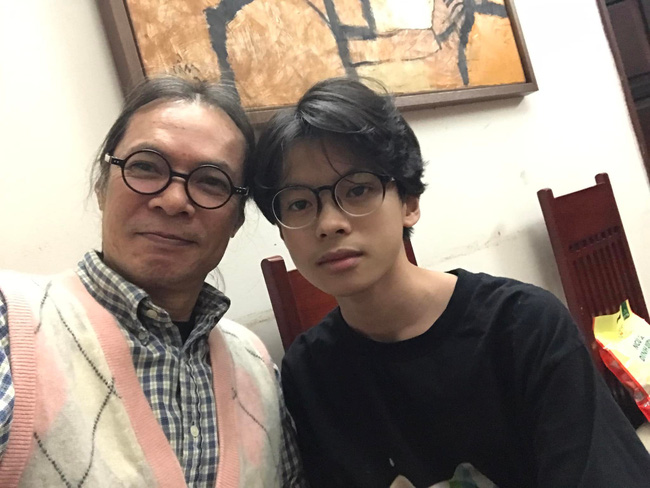 Cậu bé bóc phốt bố mê gái trong Bố ơi mình đi đâu thế sau 8 năm: Lột xác như trai Hàn, mái tóc lãng tử khác xa hồi bé-2