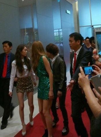 Sao Hàn lộ vóc dáng gầy đến xót xa khi diện váy áo ngắn cũn khoe chân, khoe eo-8