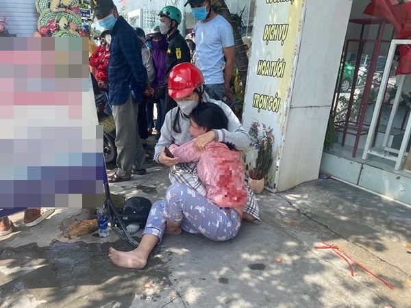 Mẹ gục ngã, gào khóc thảm thiết ở hiện trường tai nạn khiến con gái 10 tuổi tử vong-2
