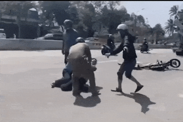 Mẹ gục ngã, gào khóc thảm thiết ở hiện trường tai nạn khiến con gái 10 tuổi tử vong-1