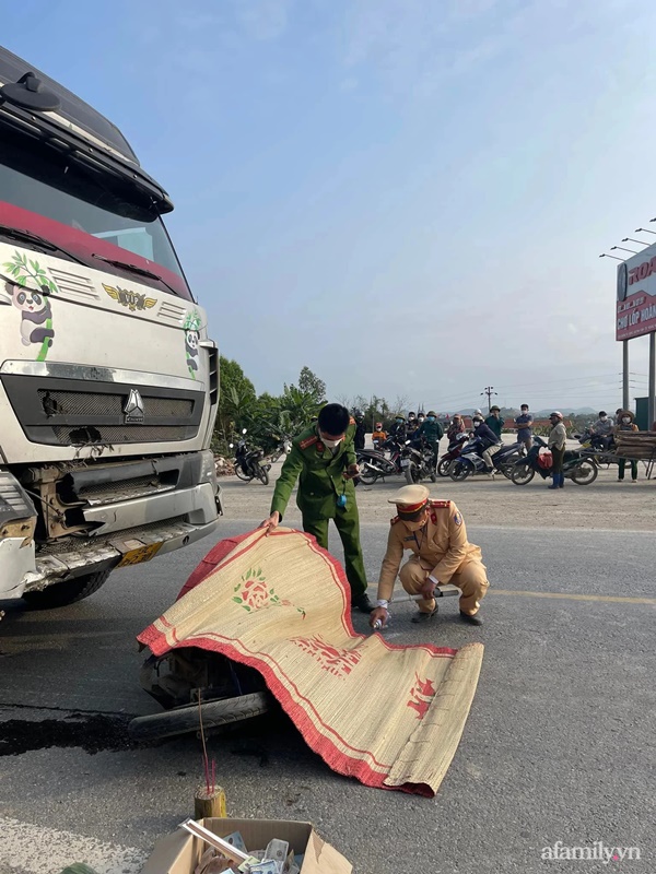 Xe tải kéo lê xe máy, bố và con trai 2 tuổi tử vong thương tâm-3