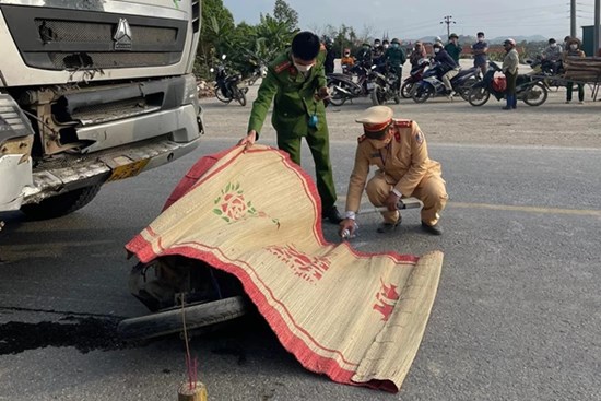 Xe tải kéo lê xe máy, bố và con trai 2 tuổi tử vong thương tâm