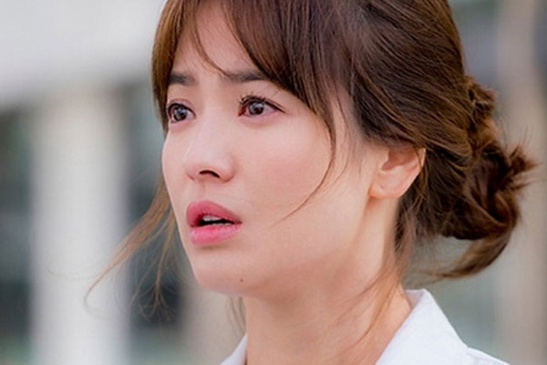 Tới nhà bạn gái chơi, tôi ngạc nhiên thấy người giúp việc mặc toàn đồ hiệu còn người yêu tôi thì mặt mũi bầm dập-1