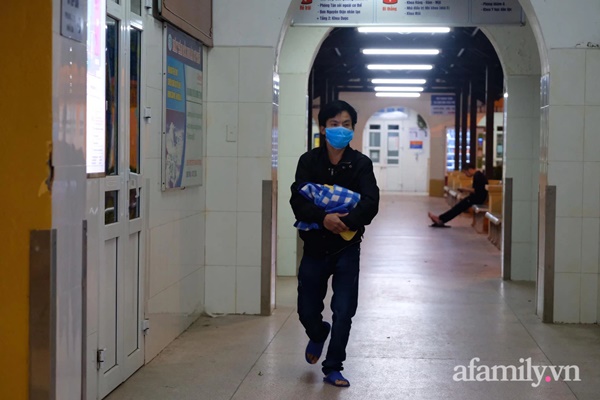 Nghẹn ngào giây phút bé gái 3 tuổi ở Hà Nội được giải thoát khỏi những chiếc đinh: Con mất, nhưng không phải mang theo đau đớn-1