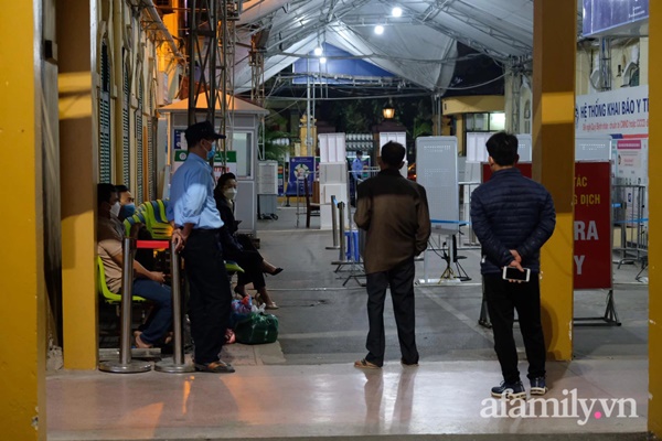 Nghẹn ngào giây phút bé gái 3 tuổi ở Hà Nội được giải thoát khỏi những chiếc đinh: Con mất, nhưng không phải mang theo đau đớn-2