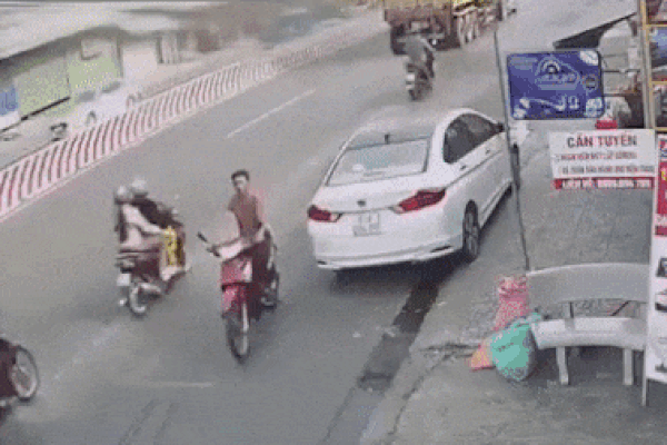 3 xe máy gặp nạn liên hoàn, đôi nam nữ suýt bị cán dưới bánh xe khách