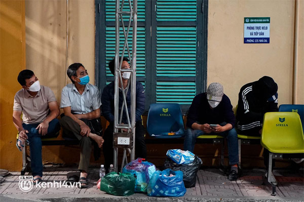 ẢNH: Thi thể bé gái 3 tuổi được trở về trong vòng tay người thân, những tiếng khóc nấc nghẹn khiến ai cũng xót xa-1