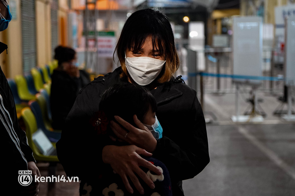 ẢNH: Thi thể bé gái 3 tuổi được trở về trong vòng tay người thân, những tiếng khóc nấc nghẹn khiến ai cũng xót xa-6