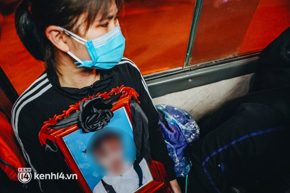 ẢNH: Thi thể bé gái 3 tuổi được trở về trong vòng tay người thân, những tiếng khóc nấc nghẹn khiến ai cũng xót xa-14