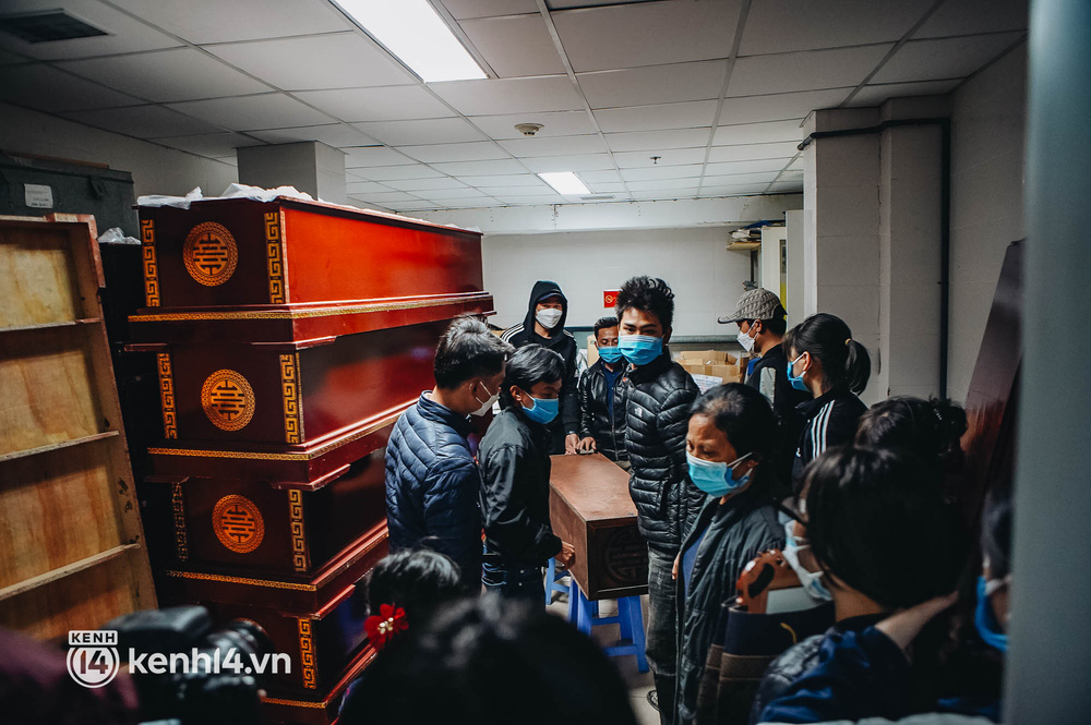 ẢNH: Thi thể bé gái 3 tuổi được trở về trong vòng tay người thân, những tiếng khóc nấc nghẹn khiến ai cũng xót xa-9