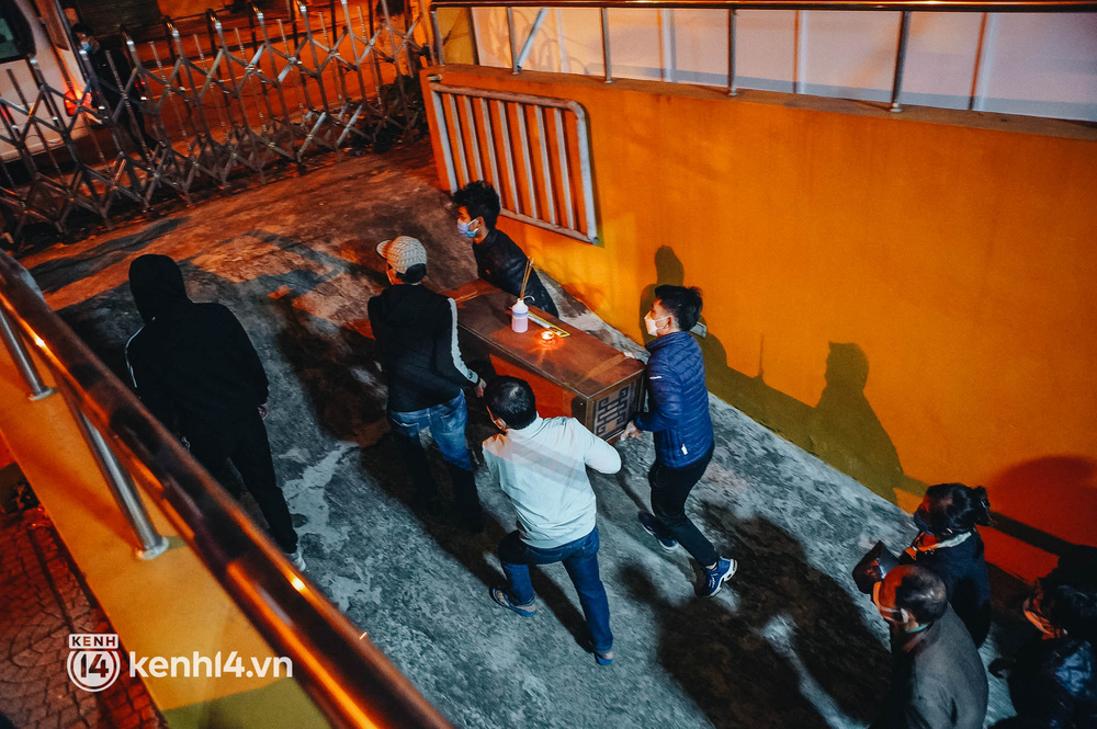 ẢNH: Thi thể bé gái 3 tuổi được trở về trong vòng tay người thân, những tiếng khóc nấc nghẹn khiến ai cũng xót xa-10