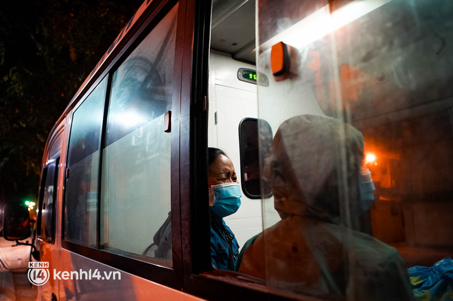 ẢNH: Thi thể bé gái 3 tuổi được trở về trong vòng tay người thân, những tiếng khóc nấc nghẹn khiến ai cũng xót xa-16