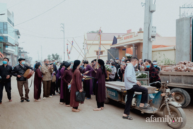 Đám tang bé gái bị nhân tình của mẹ bạo hành tử vong: Nhói lòng cảnh người đầu bạc tiễn kẻ đầu xanh-1