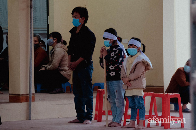 Đám tang bé gái bị nhân tình của mẹ bạo hành tử vong: Nhói lòng cảnh người đầu bạc tiễn kẻ đầu xanh-3