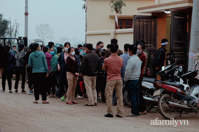 Đám tang bé gái bị nhân tình của mẹ bạo hành tử vong: Nhói lòng cảnh người đầu bạc tiễn kẻ đầu xanh-4