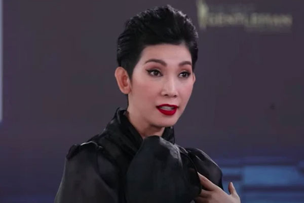 Hà Anh nhiều pha gây điếng người vì kiểu váy xẻ tà lộ vùng cấm-10