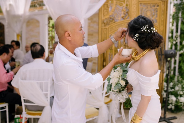 Trước đám cưới gây chấn động, cô dâu 10 tỷ ở Sóc Trăng từng có lễ đính hôn ngập trong vàng và kim cương-4