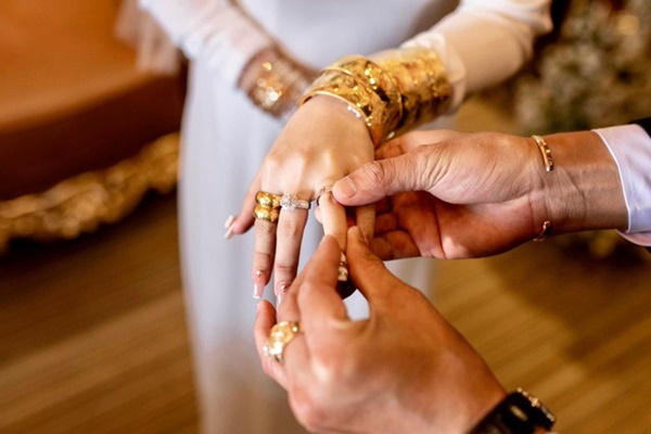 Trước đám cưới gây chấn động, cô dâu 10 tỷ ở Sóc Trăng từng có lễ đính hôn ngập trong vàng và kim cương-5