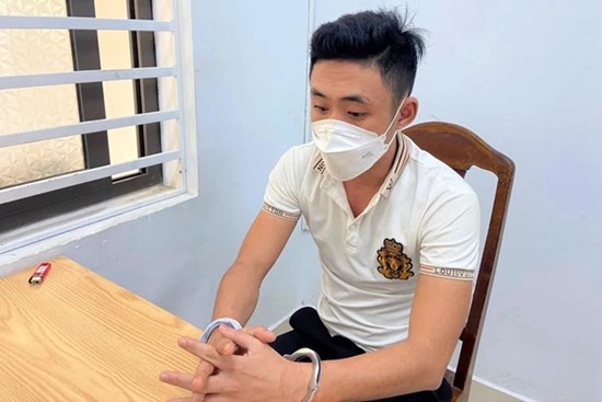 Đang đi ship ma túy thì gặp công an, thanh niên bỏ lại người yêu 16 tuổi chạy thoát thân