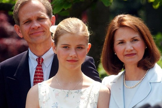 Bé gái đẹp như thiên sứ bị cặp vợ chồng bắt cóc từ phòng ngủ, buộc làm nô lệ tình dục suốt 9 tháng và cái kết không ngờ