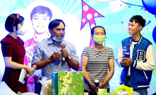 Hồ Văn Cường được fan tổ chức sinh nhật cực hoành tráng, khoảnh khắc ba mẹ hiếm hoi lộ diện gây chú ý-1