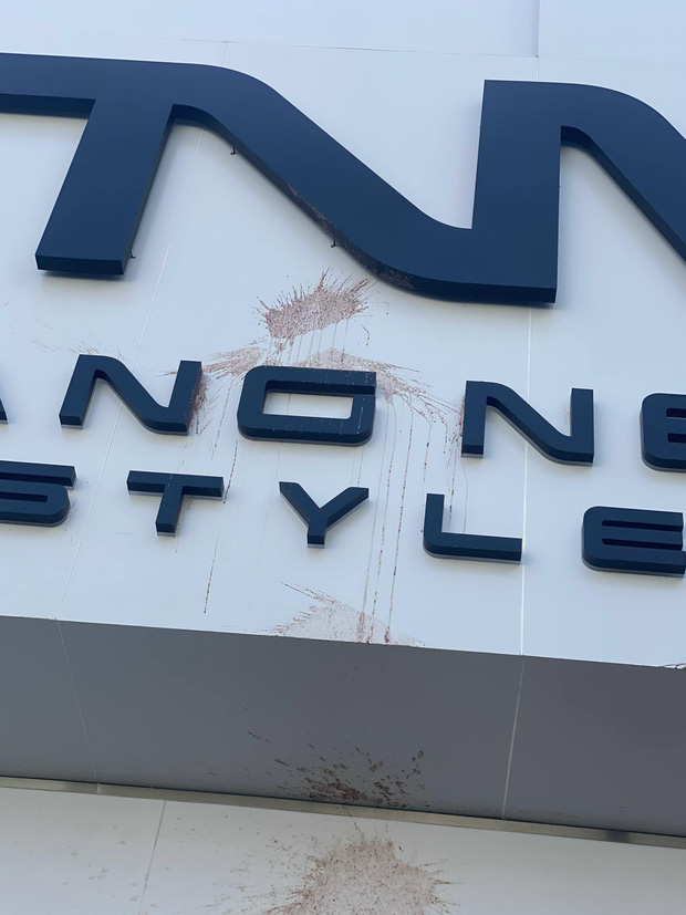 Trang Nemo tiếp tục bị tạt mắm tôm đợt 3 ở shop thời trang, lùm xùm xô xát với người của phía Trần My vẫn chưa dứt điểm?-3