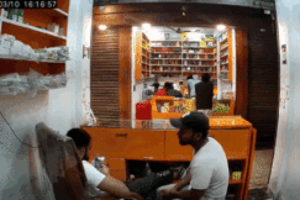 Bình khí nén tự chế bất ngờ phát nổ, 2 người đàn ông may mắn thoát nạn-1