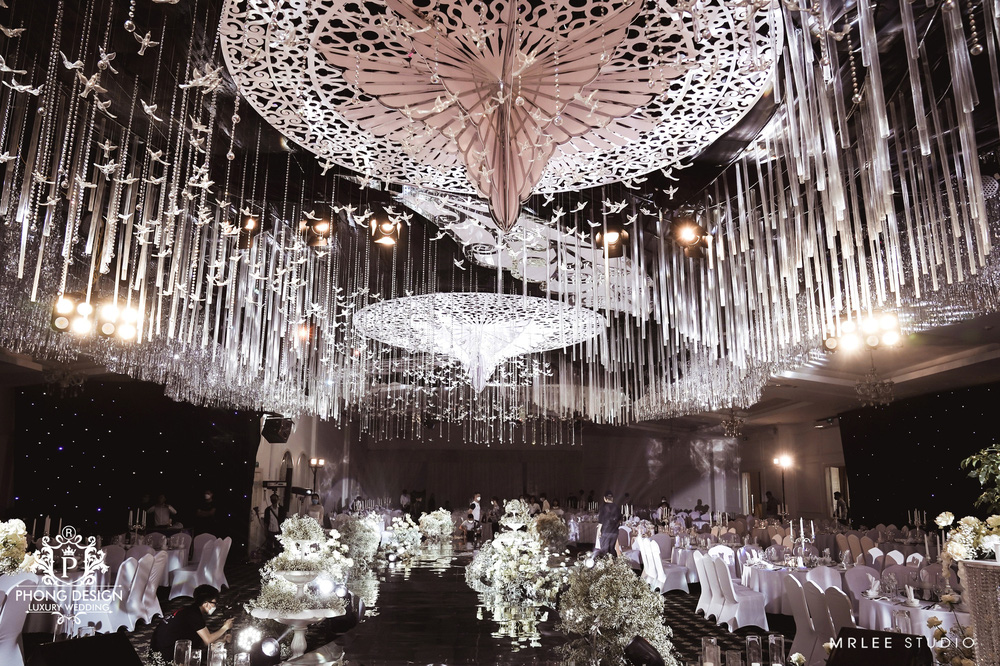 Danh tính cặp đôi chi tiền tỷ trang trí đám cưới, không gian ngập hoa tươi gây choáng ngợp-2