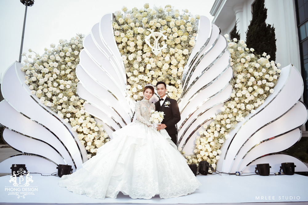 Danh tính cặp đôi chi tiền tỷ trang trí đám cưới, không gian ngập hoa tươi gây choáng ngợp-4